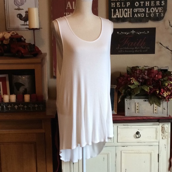 VENUS Tops - VENUS Hi-Lo Tank Top Off-White 2X EUC